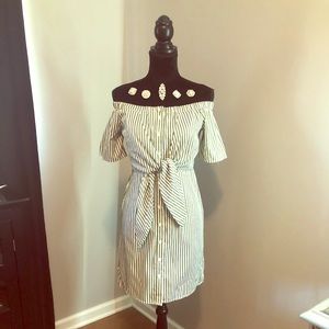 Off the shoulder front tie button down dress!